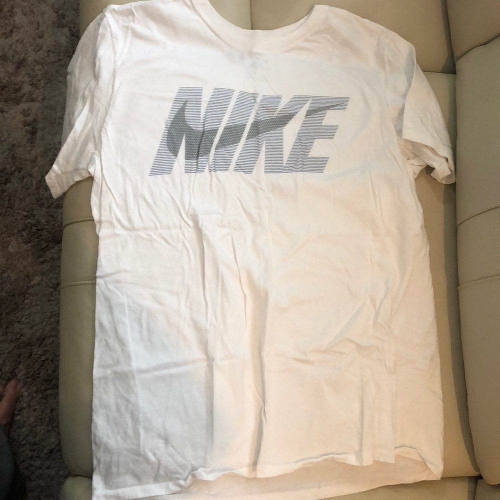 Nike Large Boys T-shirt White with Logo Swoosh